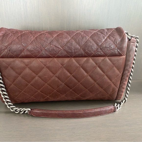CHANEL Burgundy Shoulder Bag with Quilted Design and Chain Strap - Picture 2 of 13